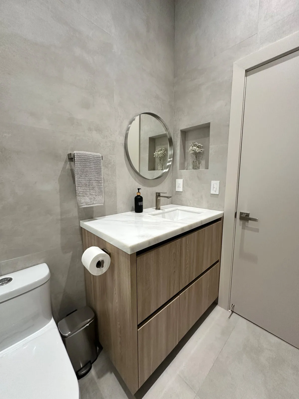 JH Residence, Guest Bath, Miami, Florida: bathroom photo 1 by DALOP Design