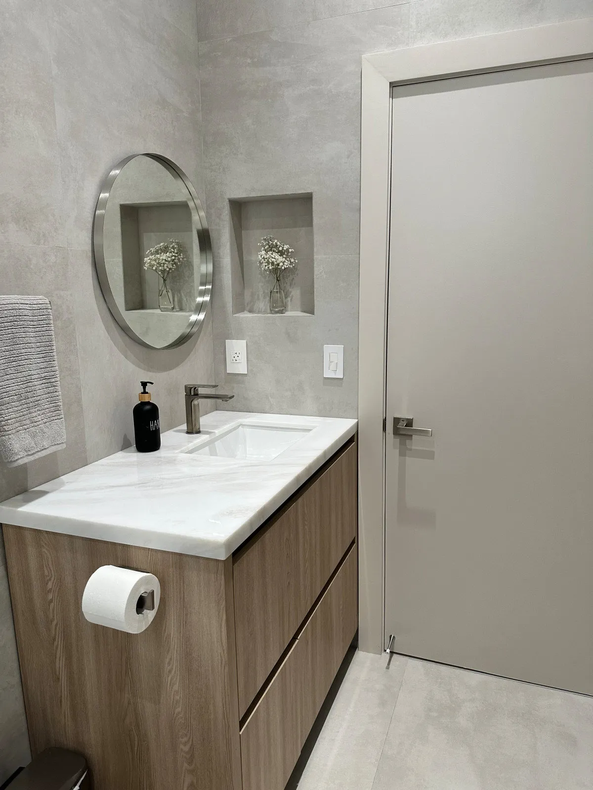 JH Residence, Guest Bath, Miami, Florida: bathroom photo 2 by DALOP Design