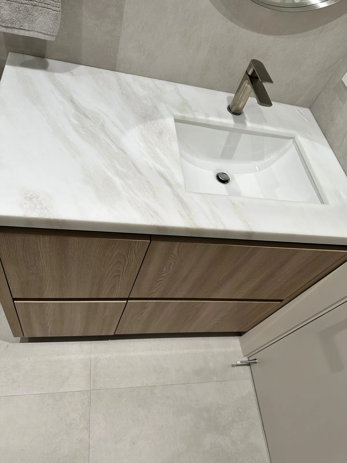 JH Residence, Guest Bath, Miami, Florida: bathroom photo 3 by DALOP Design