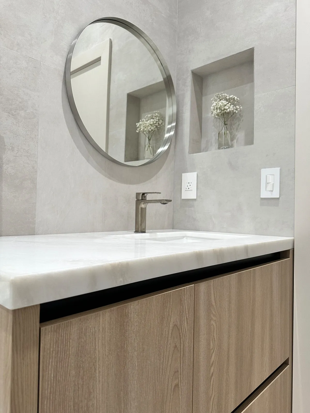 JH Residence, Guest Bath, Miami, Florida: bathroom photo 4 by DALOP Design