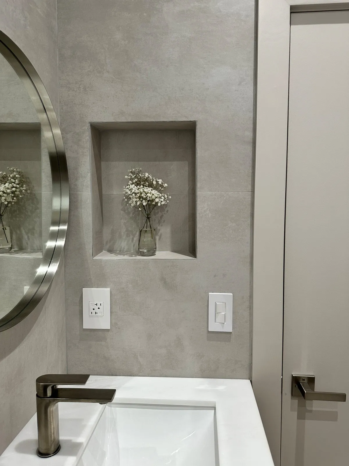 JH Residence, Guest Bath, Miami, Florida: bathroom photo 5 by DALOP Design