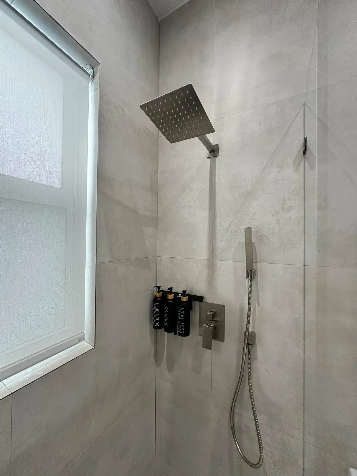 JH Residence, Guest Bath, Miami, Florida: bathroom photo 6 by DALOP Design