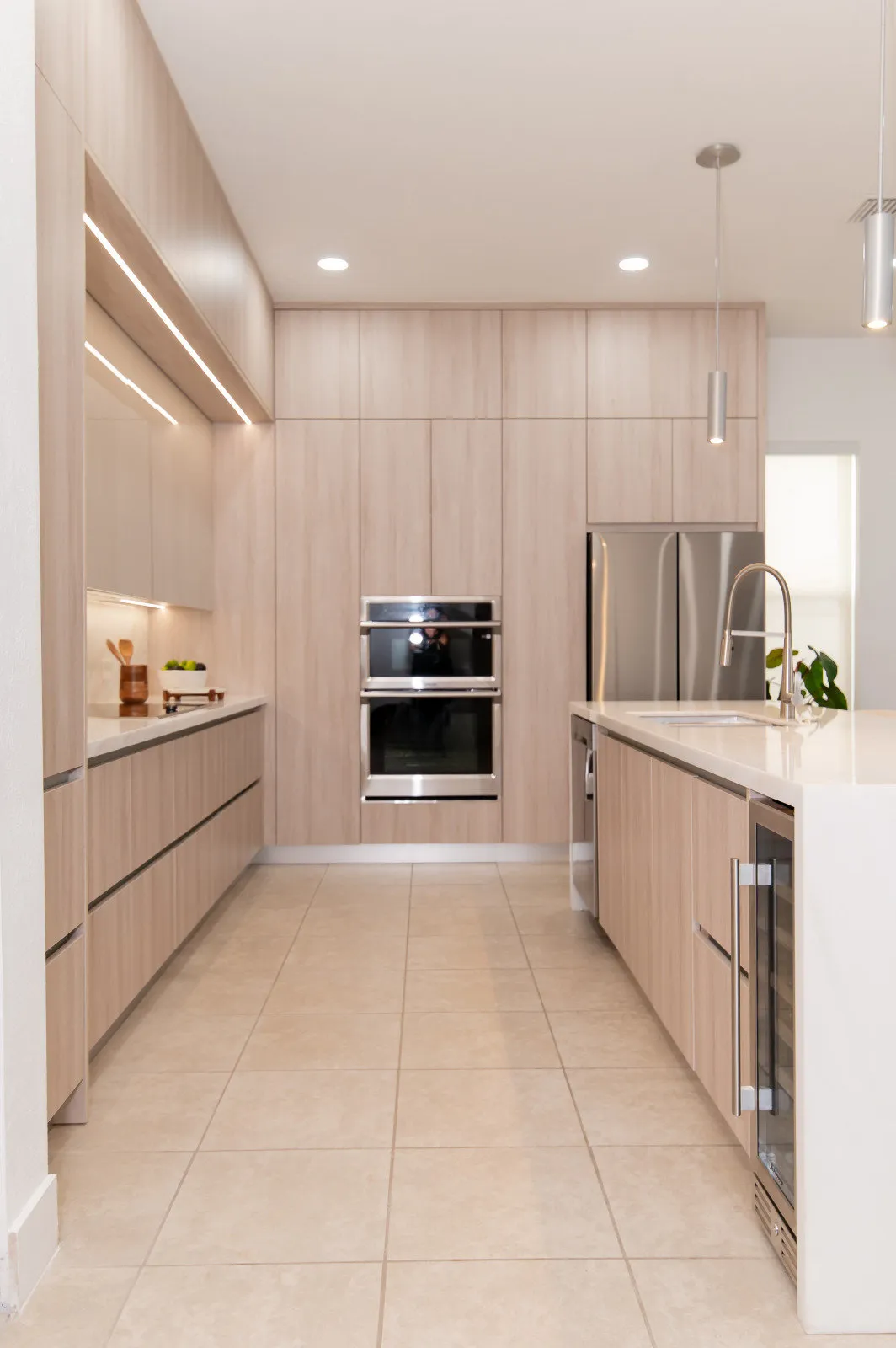 JH Residence, Kitchen Remodel, Miami, Florida: kitchen photo 4 by DALOP Design