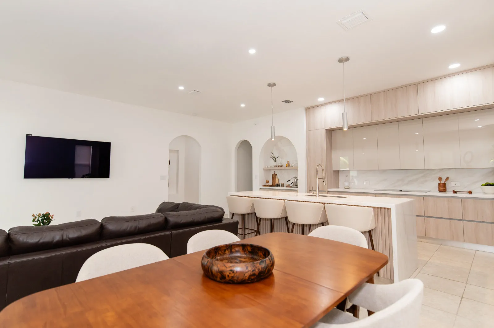 JH Residence, Kitchen Remodel, Miami, Florida: kitchen photo 9 by DALOP Design