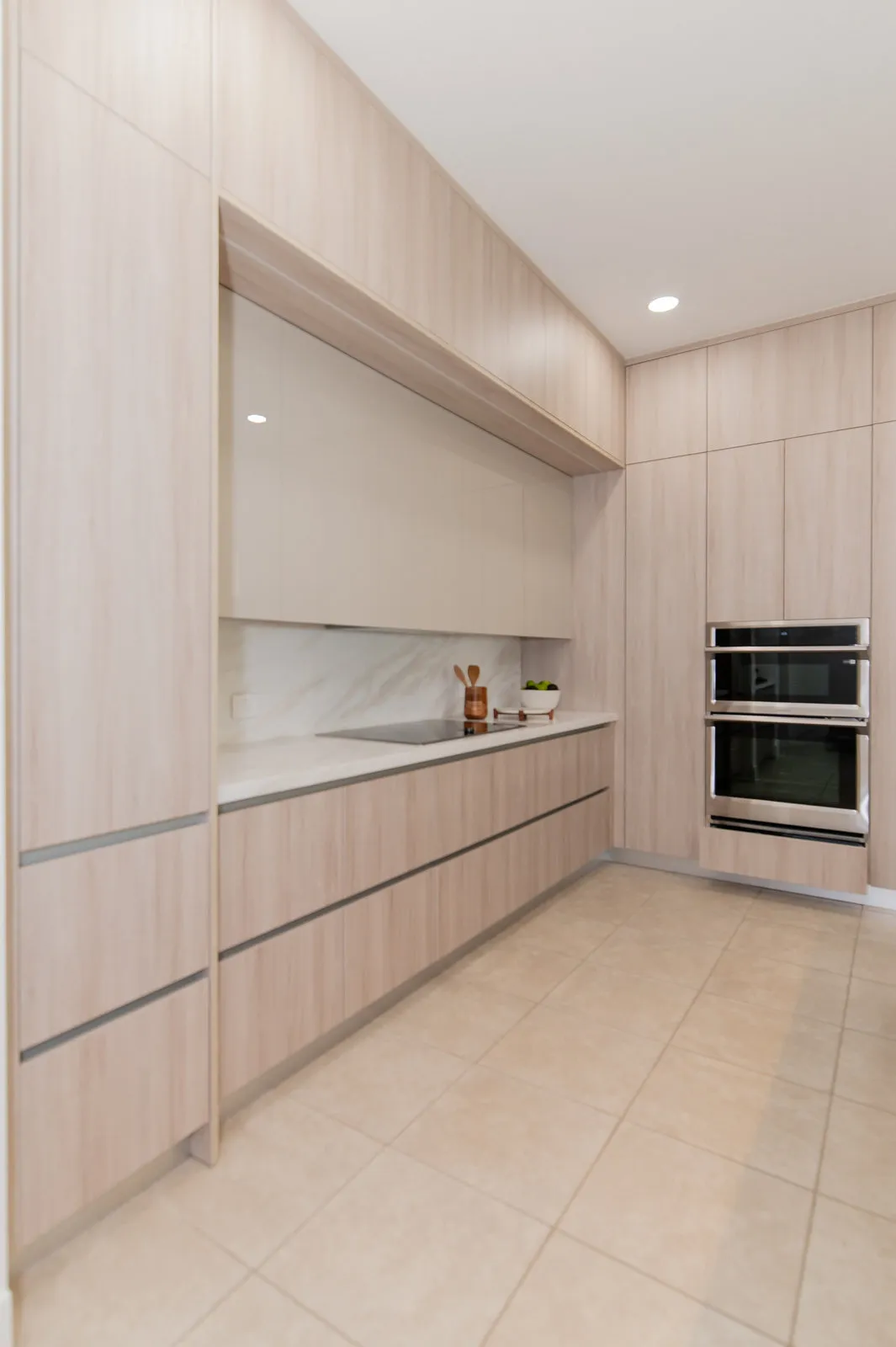 JH Residence, Kitchen Remodel, Miami, Florida: kitchen photo 12 by DALOP Design