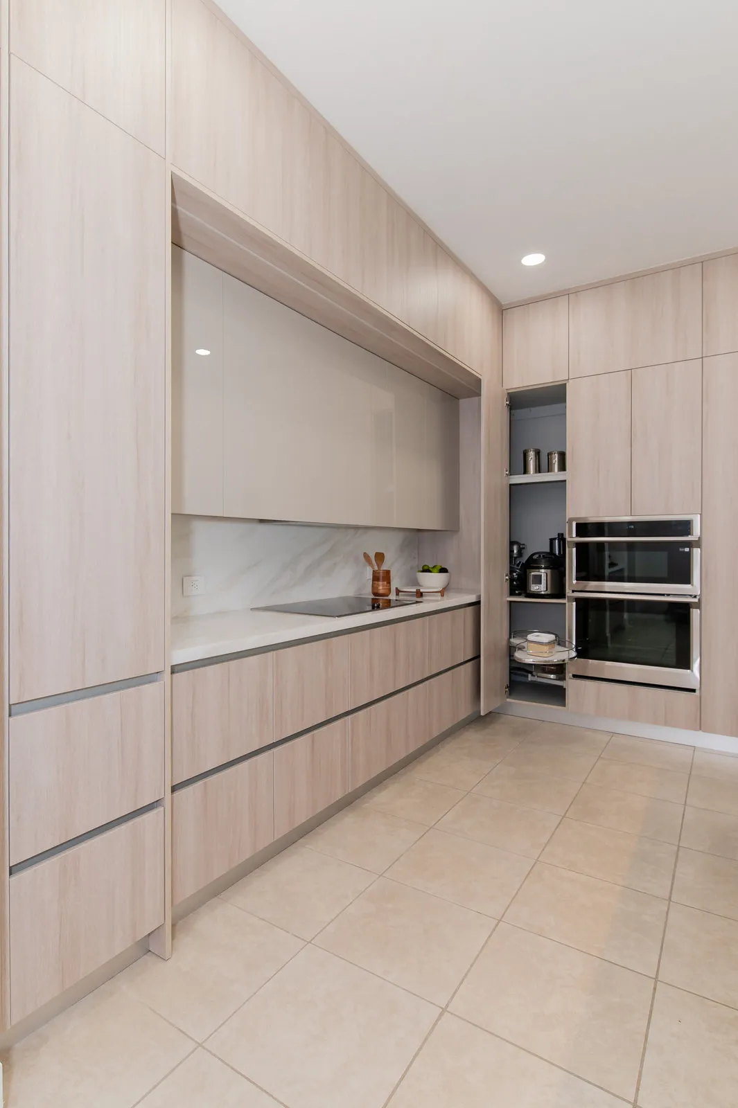 JH Residence, Kitchen Remodel, Miami, Florida: kitchen photo 16 by DALOP Design