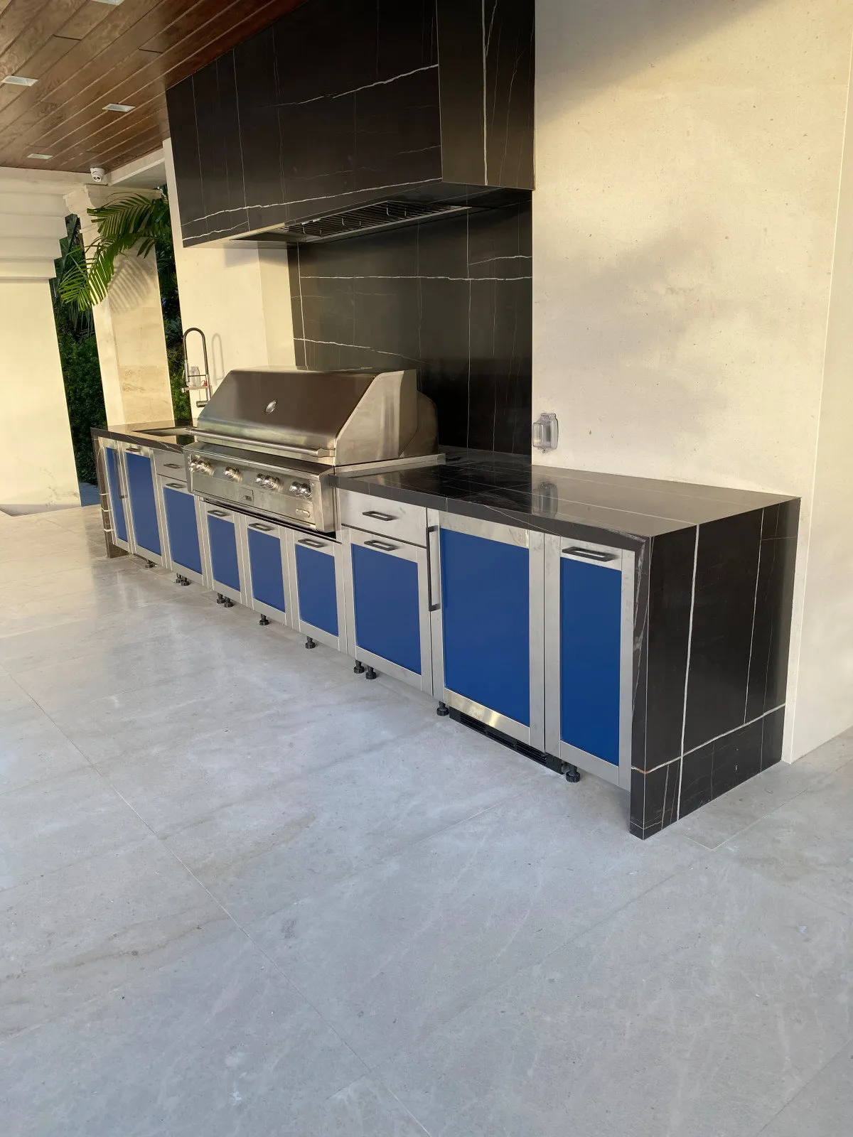 Star Island, Outdoor Kitchen, Star Island, Miami Beach: outdoor and utility space photo 4 by DALOP Design