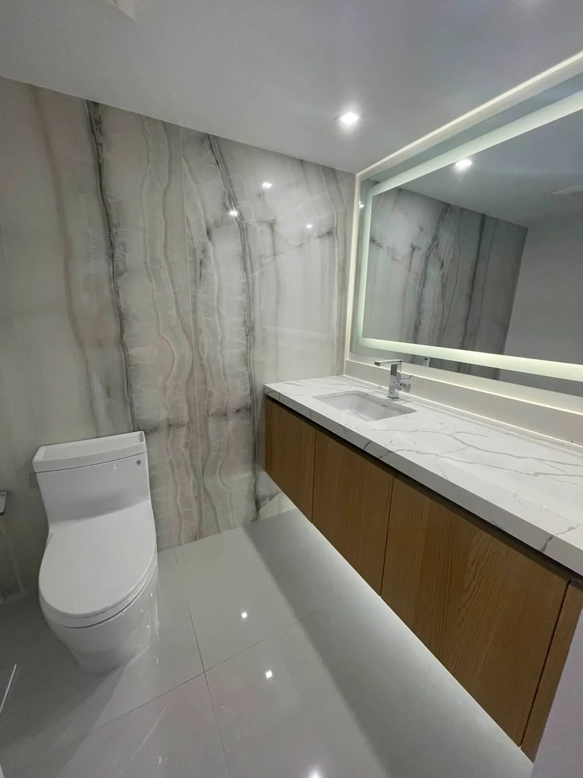 V Residence, Bathroom Remodel, Miami, Florida: bathroom photo 1 by DALOP Design